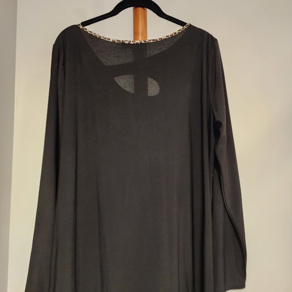 Melanie Lyne-Leopard Print Trim Top - Picture 3 of 3